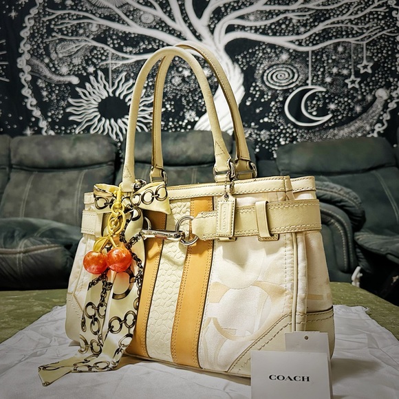 Vintage style Coach soho shoulder Bag Cream and Tan tote Women's Bag - Picture 4 of 15